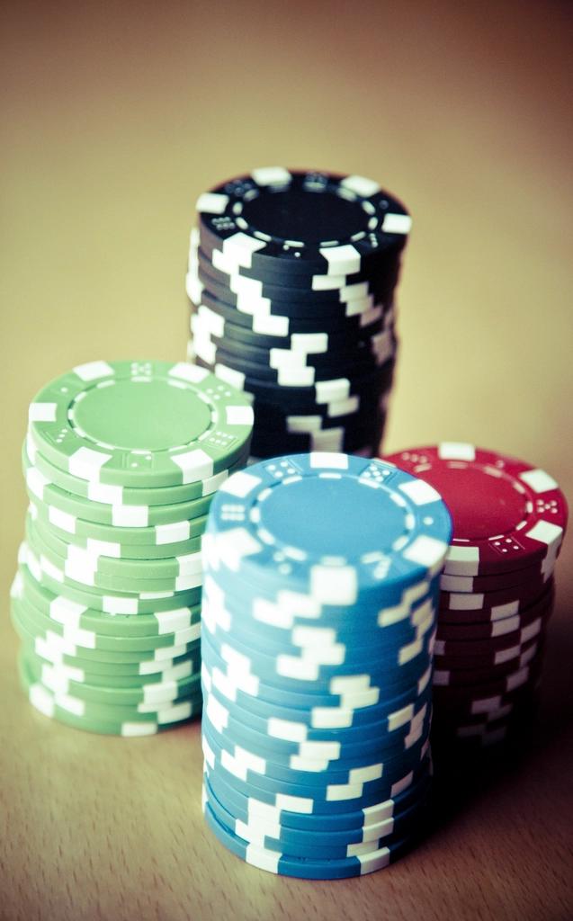 Tumpukan chip poker berwarna warni