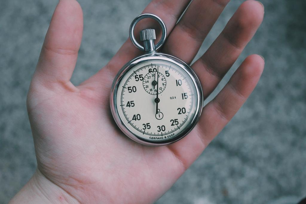 Jam saku di telapak tangan