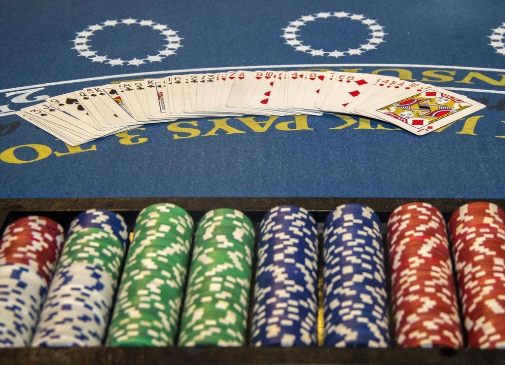Meja blackjack dengan kartu terbuka