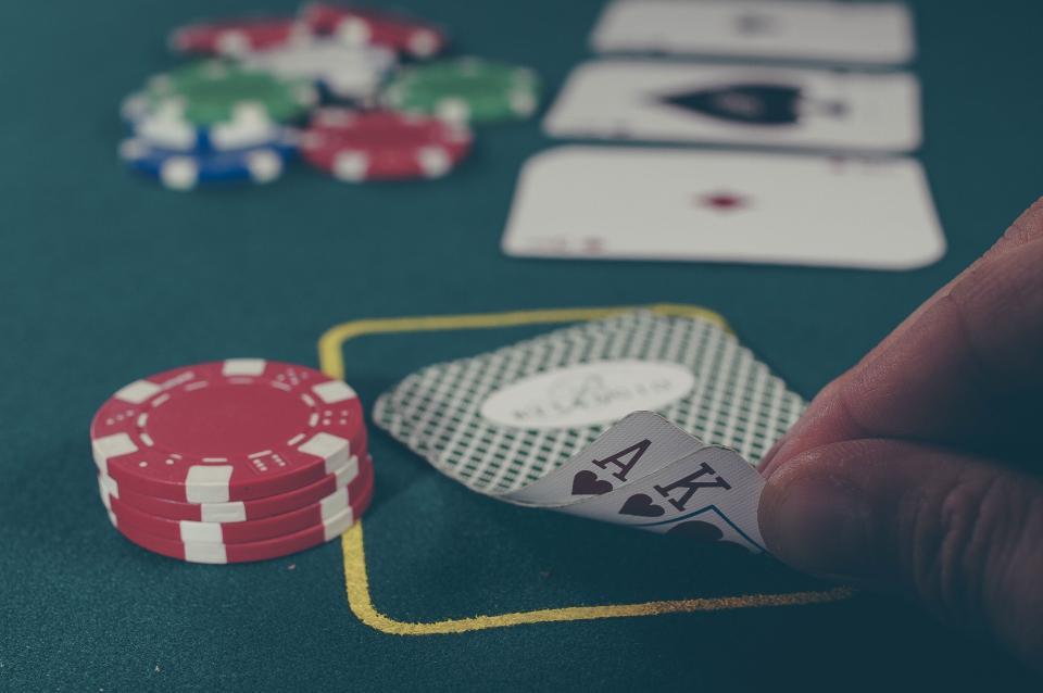 Kartu poker tersebar di atas meja hijau