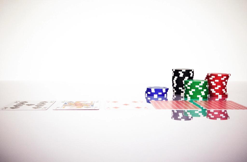 Tumpukan chip dan kartu poker