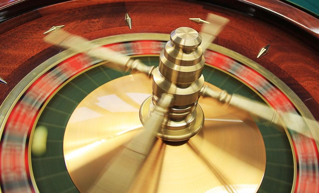 Meja roulette kasino dengan tumpukan chip