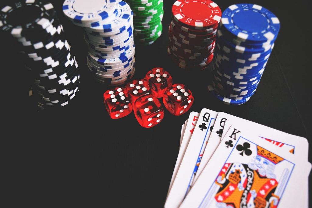 Meja kasino dengan chip, kartu, dan dadu