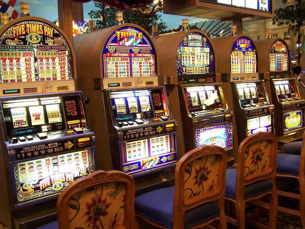Deretan mesin slot di lantai kasino Las Vegas
