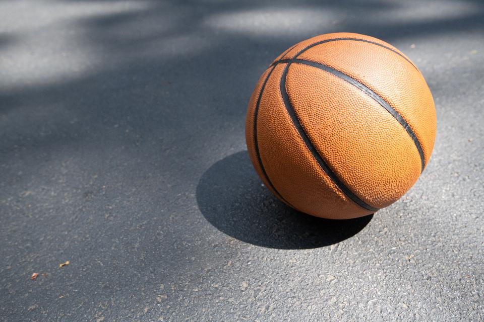 Bola basket di atas ring