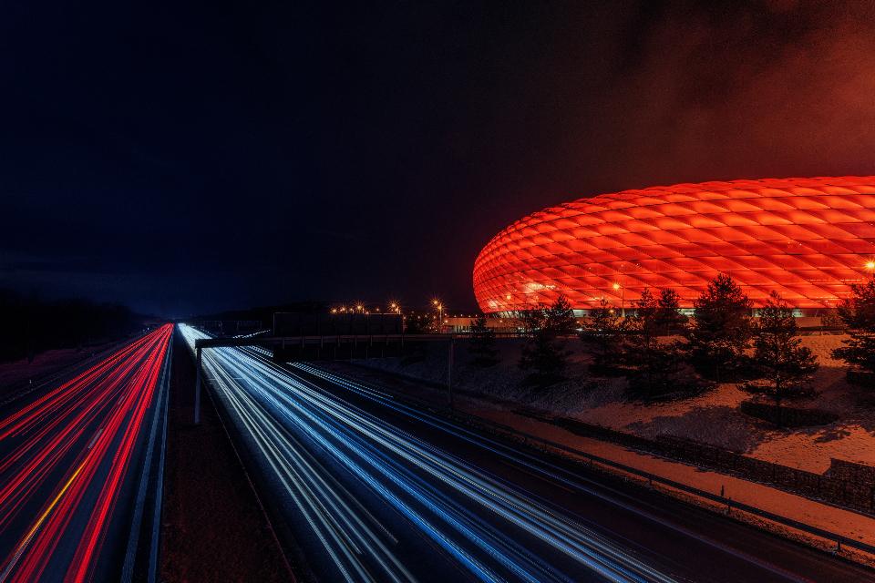 Stadion sepak bola dengan penerangan merah